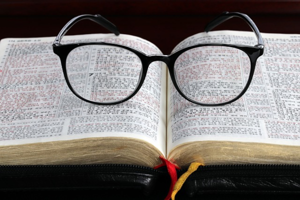 bijbel met leesbril